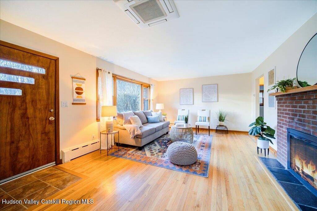 New Paltz, NY 12561,14 Howard ST