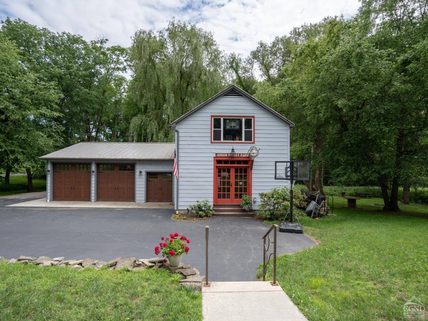 Kinderhook, NY 12106,221 Fordham RD