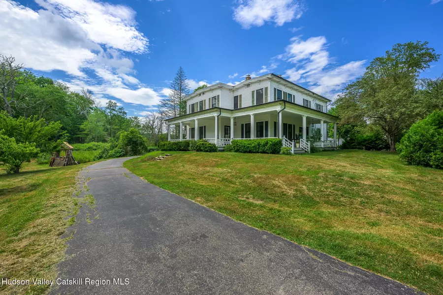 19 Lovers LN, New Lebanon, NY 12125