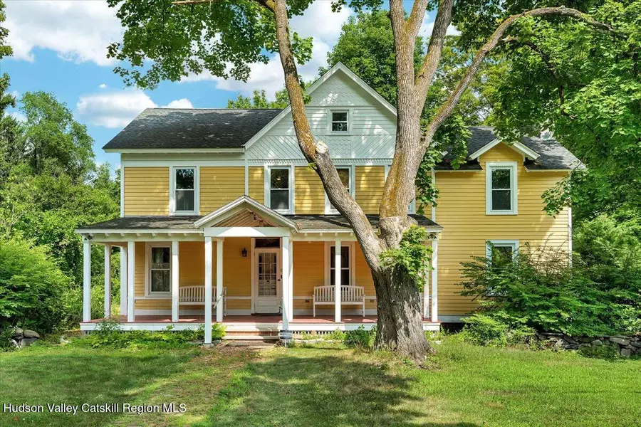 18 Gaffney LN, Kinderhook, NY 12106