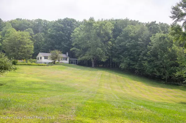 16 Middlebrook LN, Chatham, NY 12037