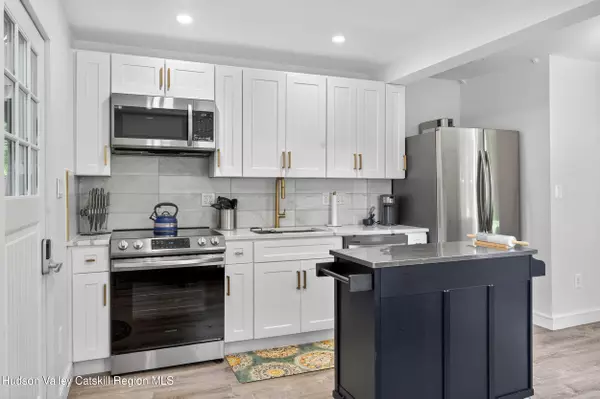 Rosendale, NY 12472,293 Main ST #2