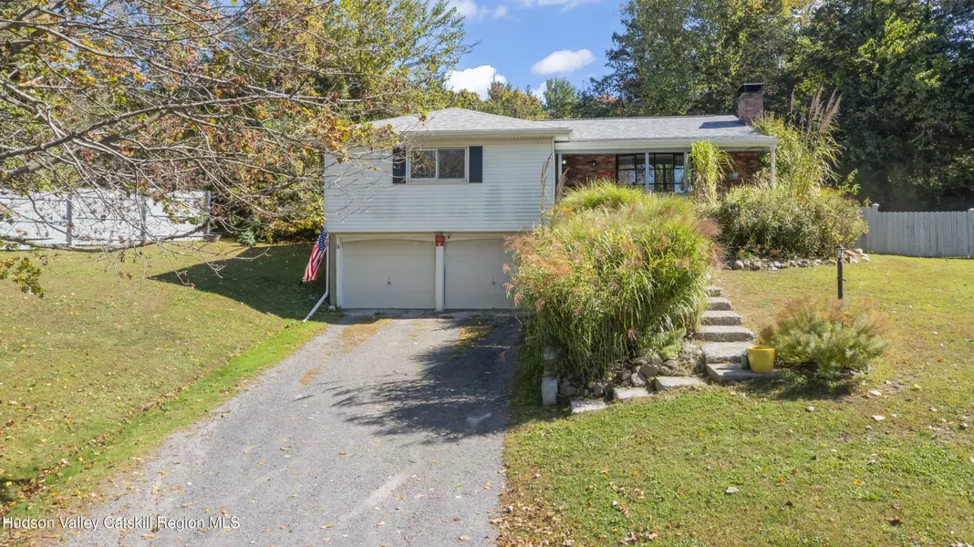 6 Pleasantview DR, Hudson, NY 12534