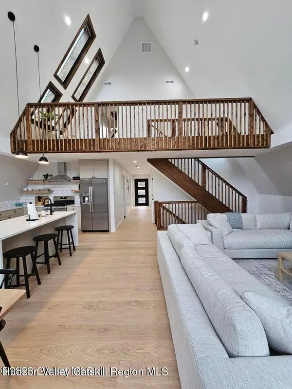 Athens, NY 12015,686 Green Lake RD