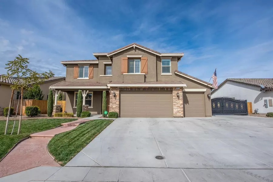 802 E Aretha Avenue, Fowler, CA 93625