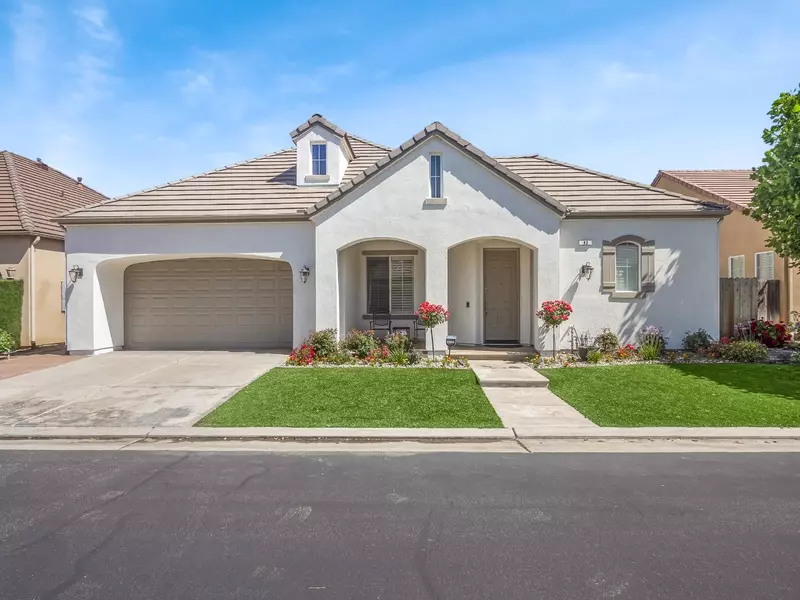 83 W Everglade Avenue, Clovis, CA 93619