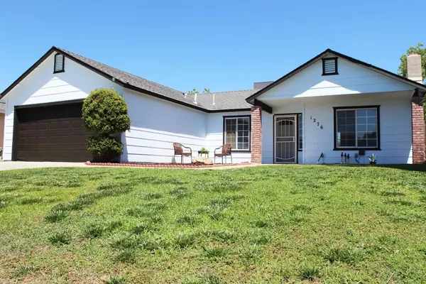 1276 N Alexandria Dr, Dinuba, CA 93618