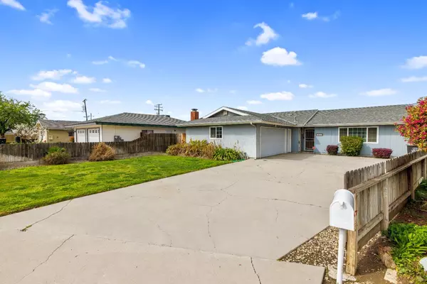 2400 W Blackmon Court, Visalia, CA 93277