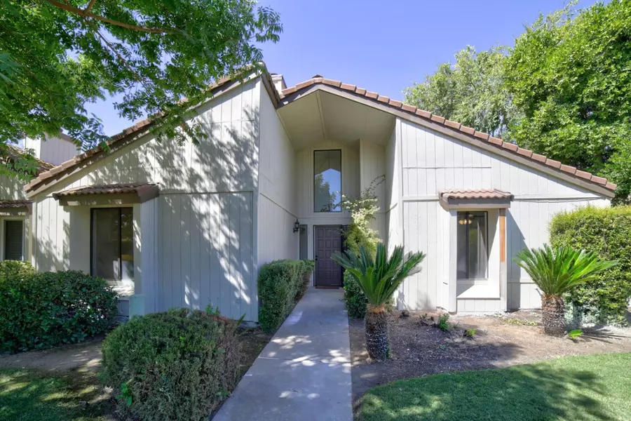 1942 Cougar Lane, Clovis, CA 93611