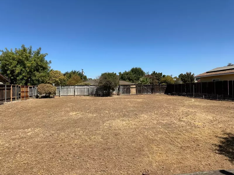 1315 E Portals Avenue, Fresno, CA 93710