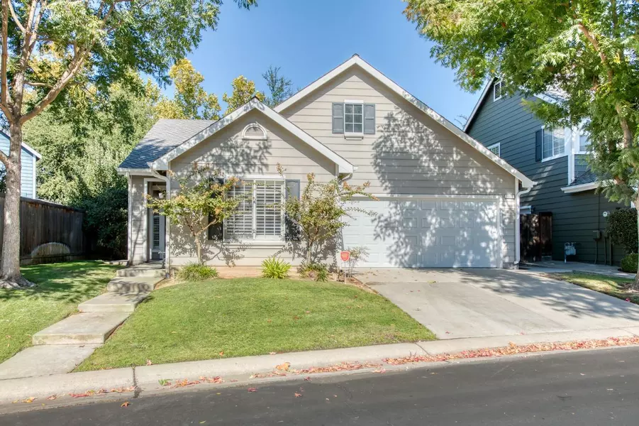 1071 E Monticello Circle, Fresno, CA 93720