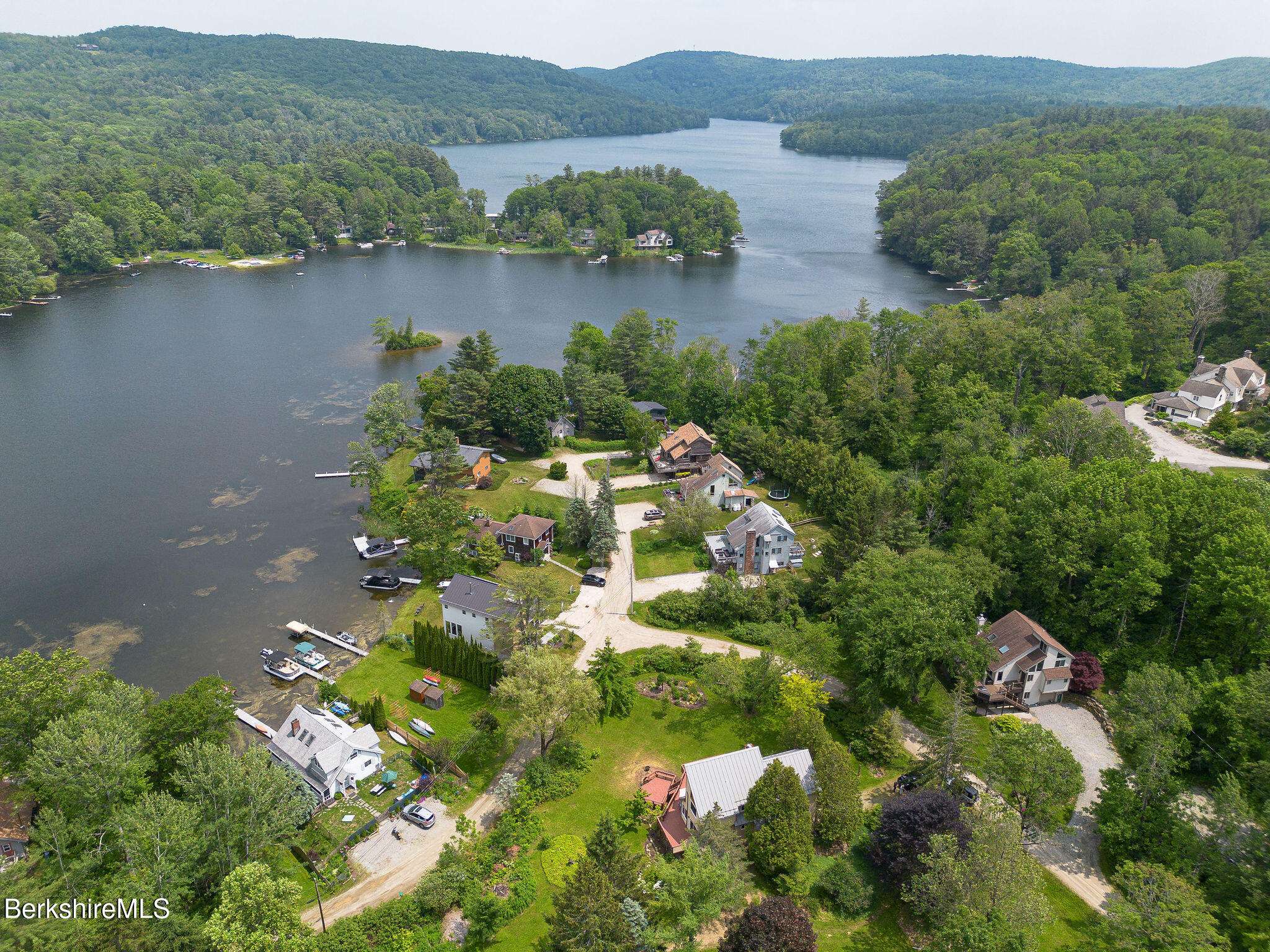 3 Stratford Ln, Monterey, MA 01245