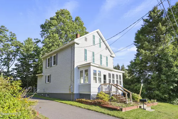 8 Mohegan St, Pittsfield, MA 01201