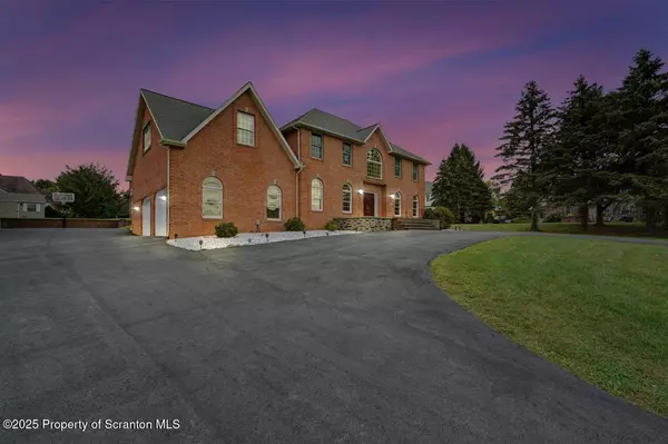 105 Crossgate DR, South Abington Twp, PA 18411