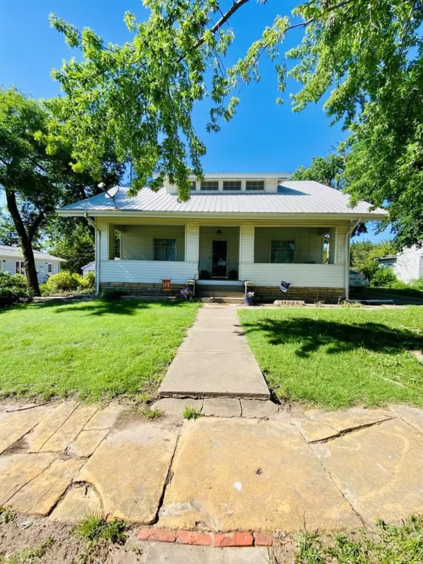 224 W School St, Lincoln, KS 67455