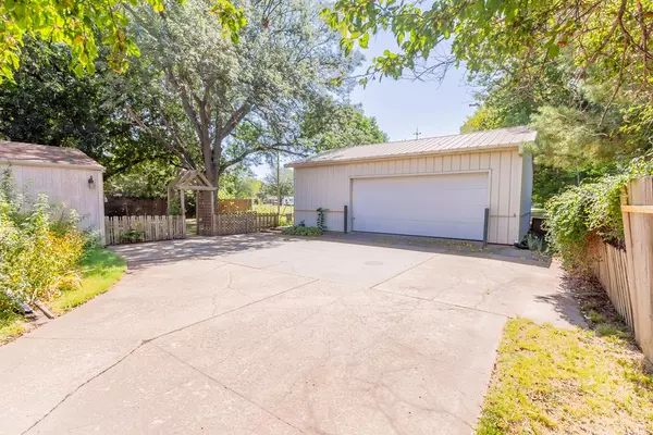 Salina, KS 67401,406 E Cloud Ave