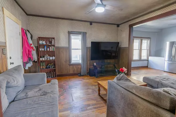 Salina, KS 64701,817 Cedar St