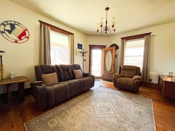 Bennington, KS 67422,424 N Lincoln St.