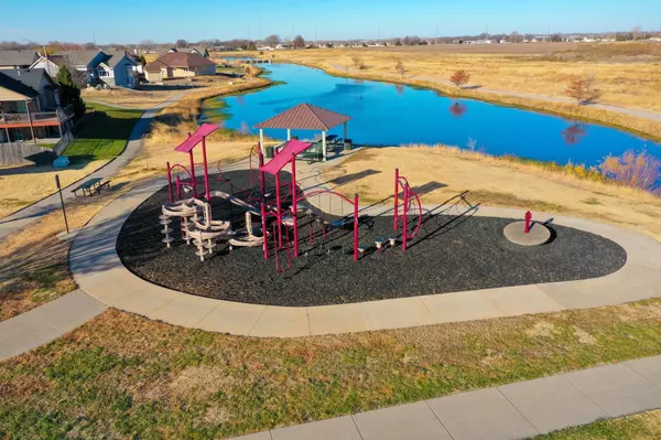 Newton, KS 67114,214 Springlake Ct