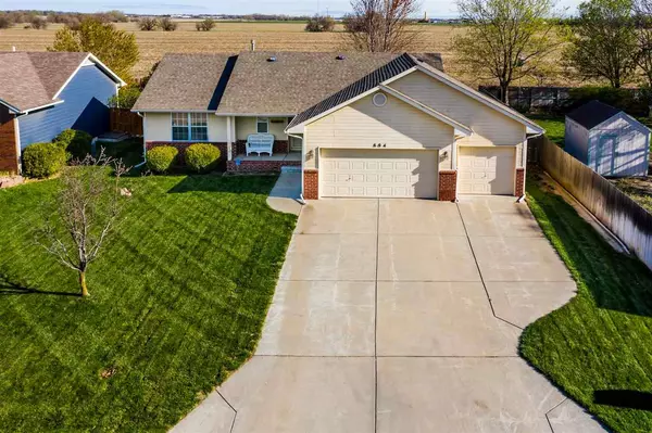 Newton, KS 67114,804 COUNTRY LN