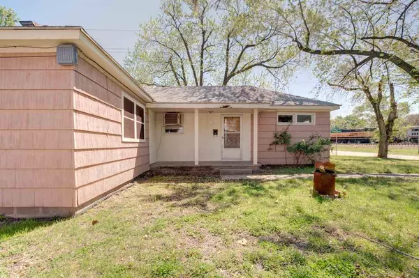 626 E 9th St, Newton, KS 67114