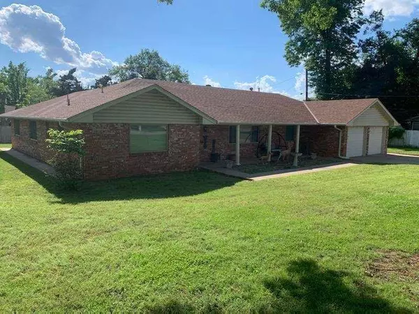 1406 Monument Rd, Ponca City, OK 74604