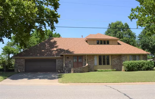 104 W Sunflower Ave, Augusta, KS 67010