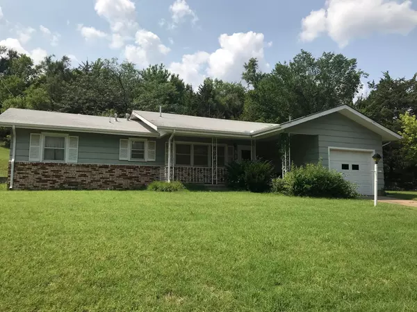 410 Highland Dr, Arkansas City, KS 67005