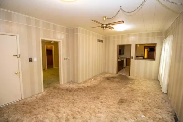 Lyons, KS 67554,217 S Douglas