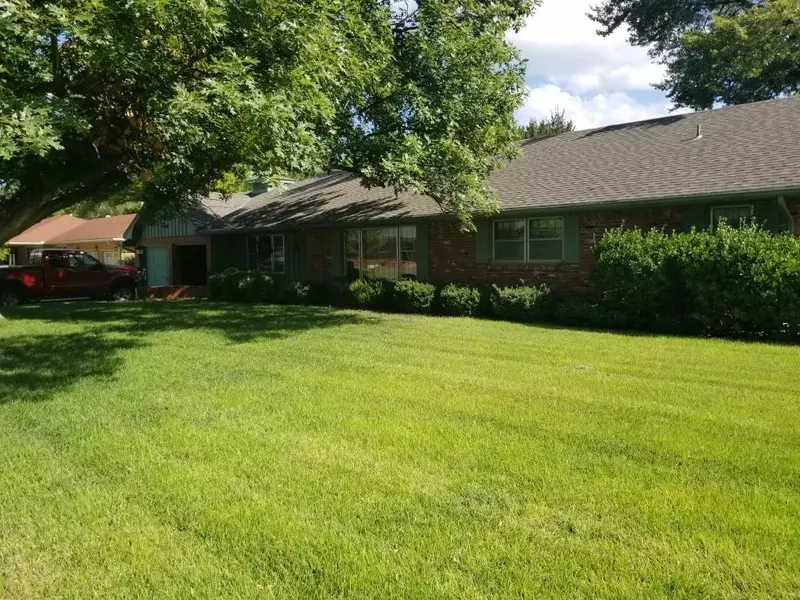 621 W 9th St, Newton, KS 67114
