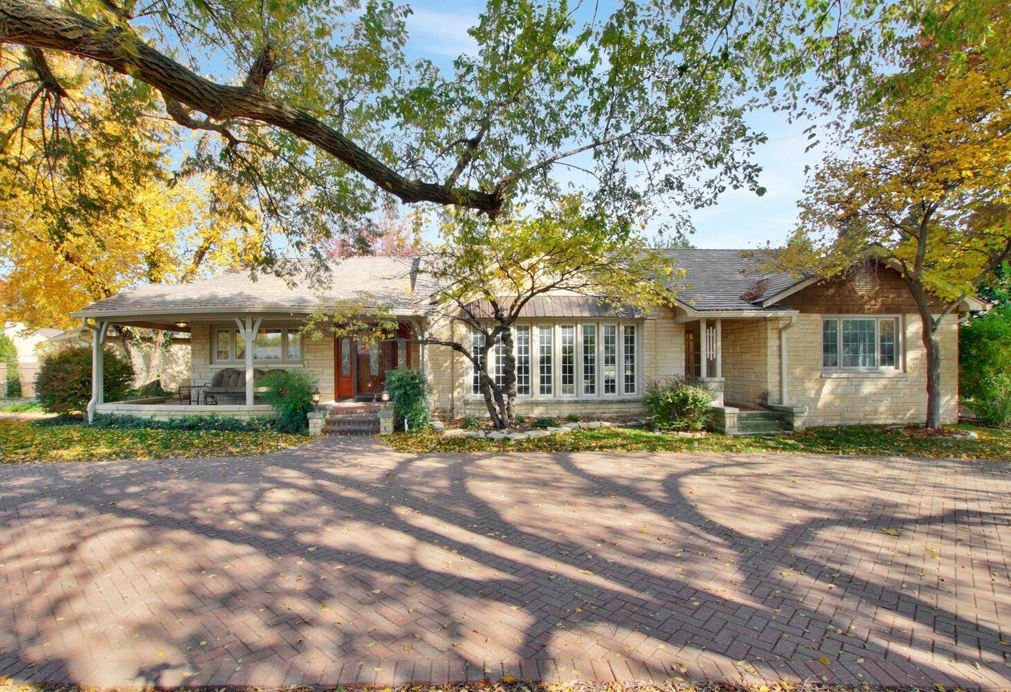 46 N Stratford Rd, Eastborough, KS 67206