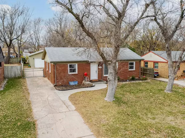 1233 N WOODLAWN BLVD, Derby, KS 67037