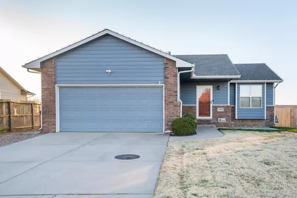 1807 N Country Walk Ln, Mulvane, KS 67110