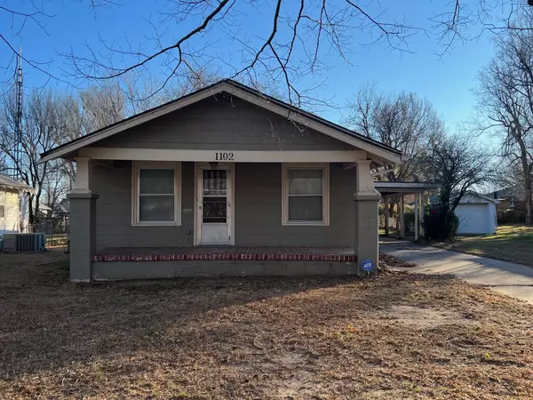 1102 N 5th St, Arkansas City, KS 67005