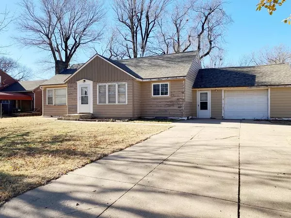 1702 Oak St, Harper, KS 67058