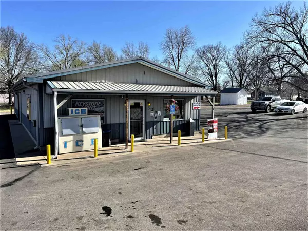 320 W River, Eureka, KS 67045