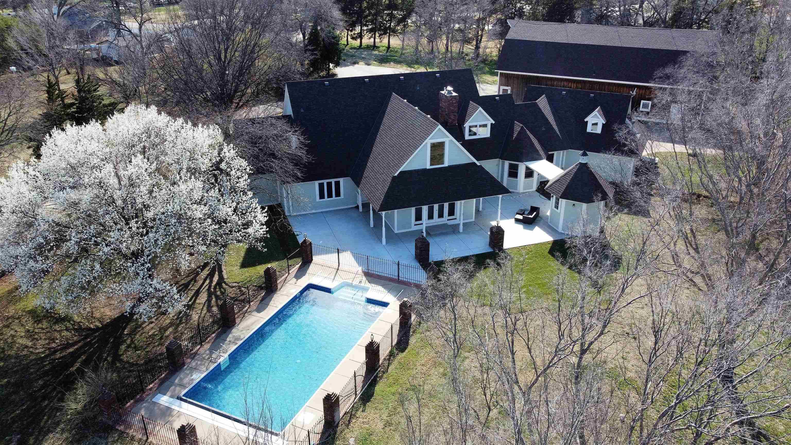 27 W Westborough Rd, Wellington, KS 67152