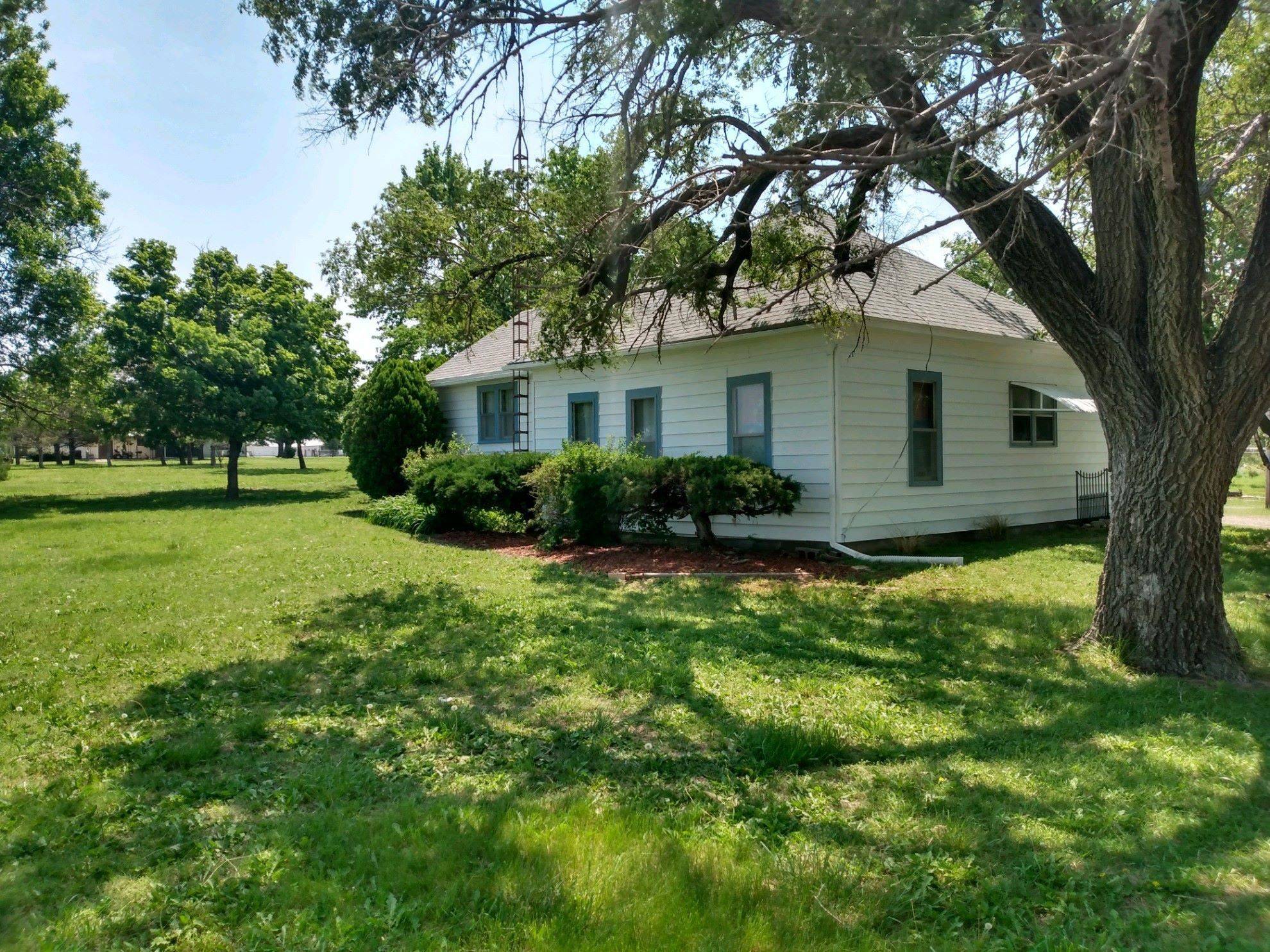 911 E 10th Ave, Wellington, KS 67152