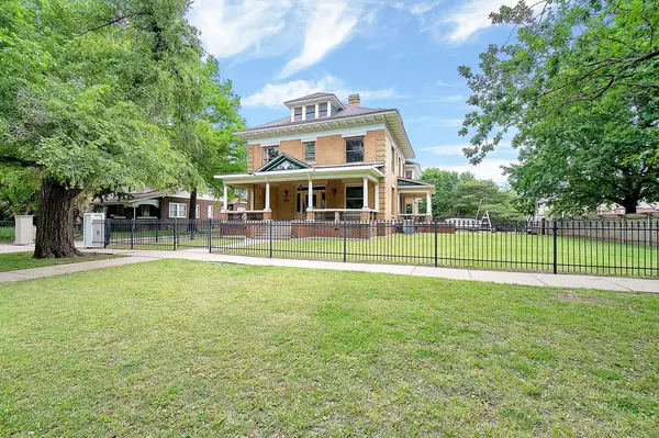 1004 N MARKET ST, Wichita, KS 67214