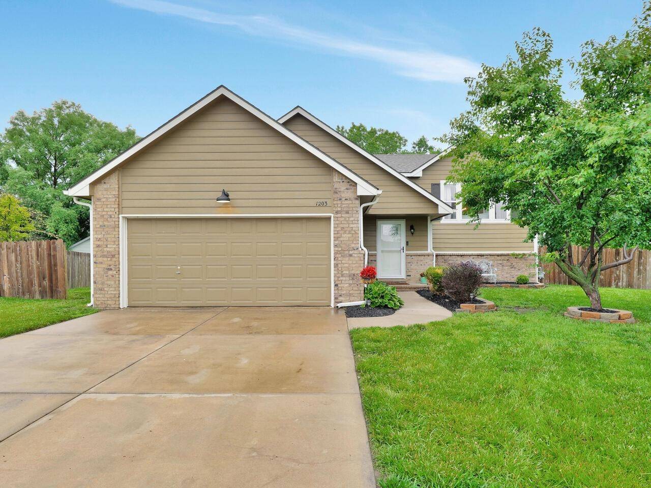 1203 Summerwood Cir, Goddard, KS 67052