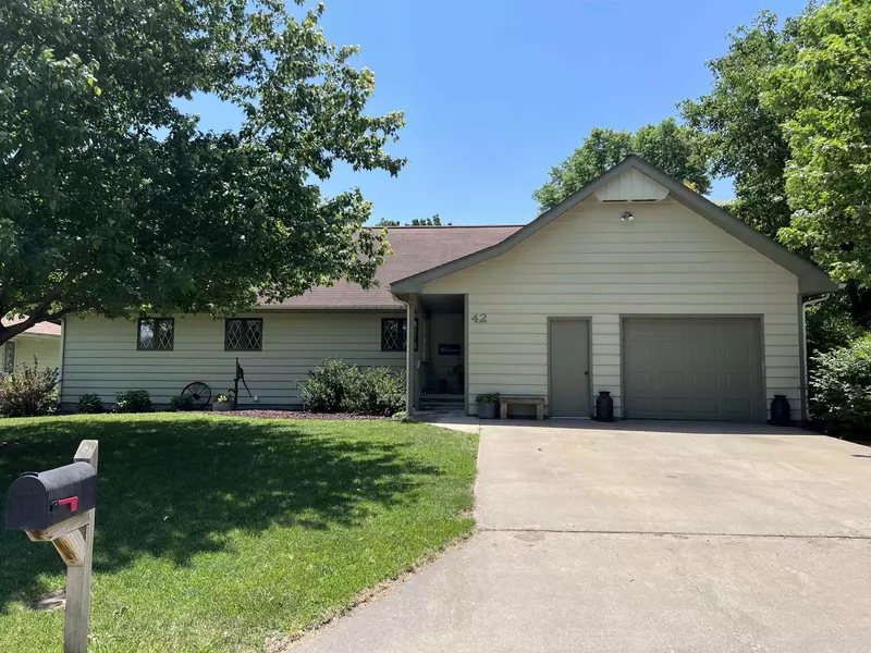 42 Regal Crescent St, North Newton, KS 67117