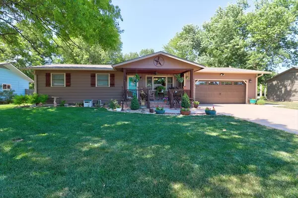 212 Willow Ln, Hesston, KS 67062