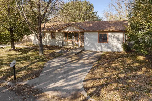 412 E Spencer Dr, Haysville, KS 67060