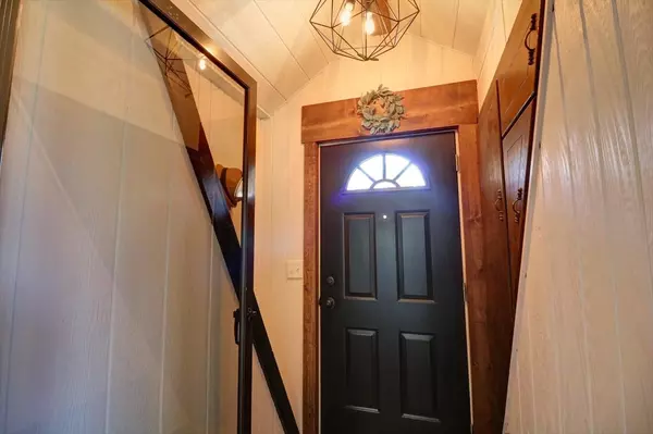 Moundridge, KS 67107,8232 N Prairie Lake rd