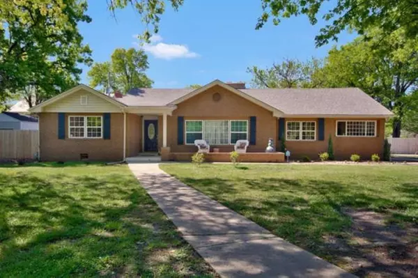 1 E LYNWOOD BLVD, Eastborough, KS 67207