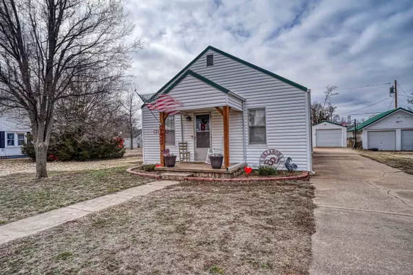 211 S Plum St, Pretty Prairie, KS 67570