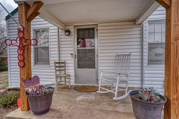 Pretty Prairie, KS 67570,211 S Plum St