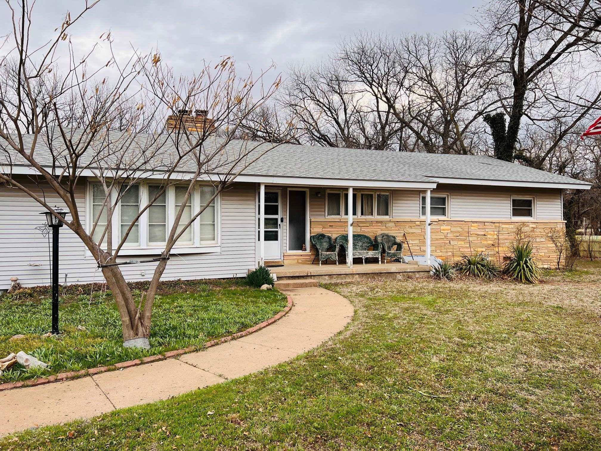 12 Louis Dr, Mulvane, KS 67110