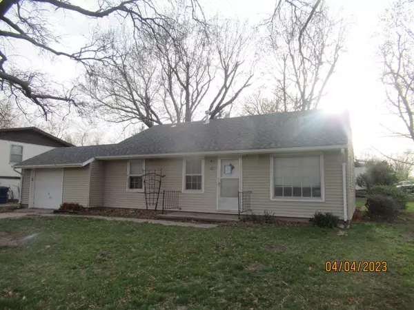 215 Grandview Ave, Newton, KS 67114