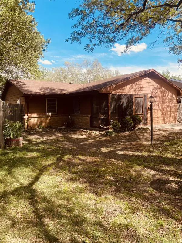 808 Spruce St, Halstead, KS 67056